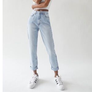 NWT Urban Outfitters BDG High-Waisted Mom Jean Bleached Light Wash Jeans 28